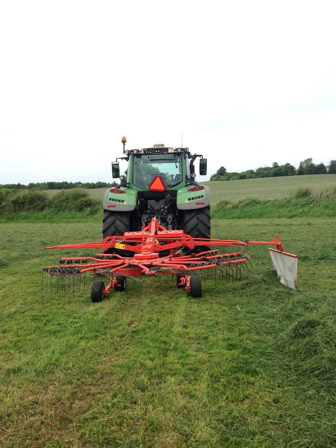 Fendt 724 vario tms profi plus - Det er måske en lidt stor traktor får den lille rive. Men når der ikke er andre ledige så må den jo for. billede 4