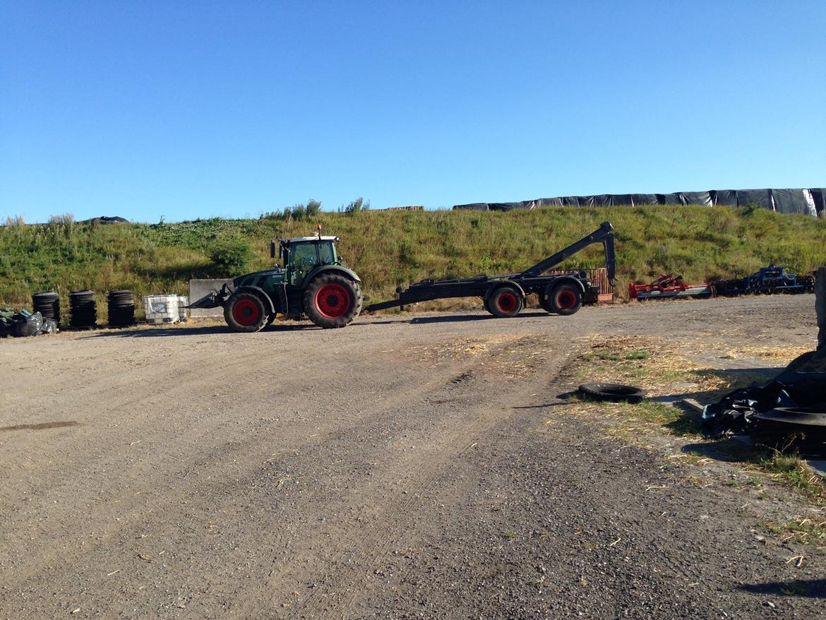 Fendt 724 vario tms profi plus - vi bruger ikke den kroghejs vogn mere da der sider et lastbil stempel på og traktoren ikke kan lave et højt nok tryk. billede 7