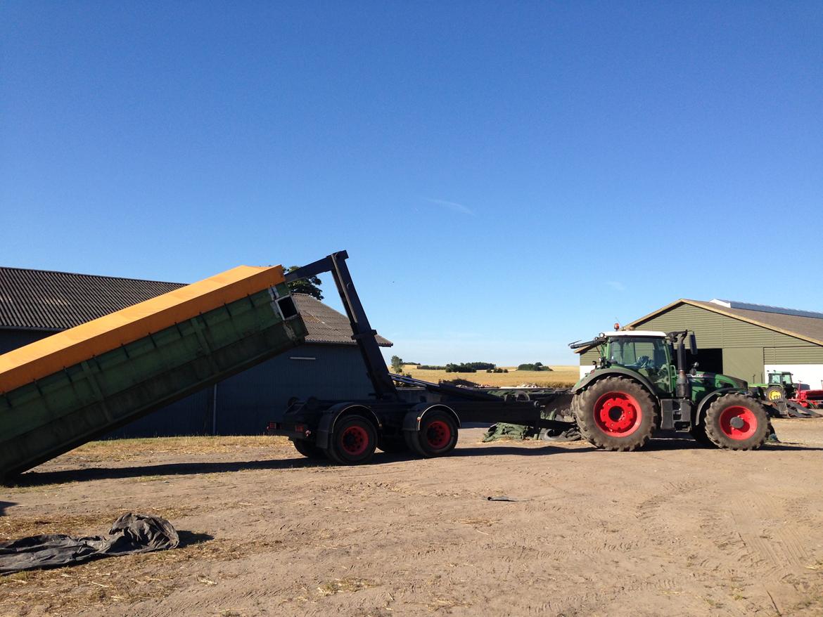 Fendt 724 vario tms profi plus - Lige ved at sætte en container på. :) billede 9