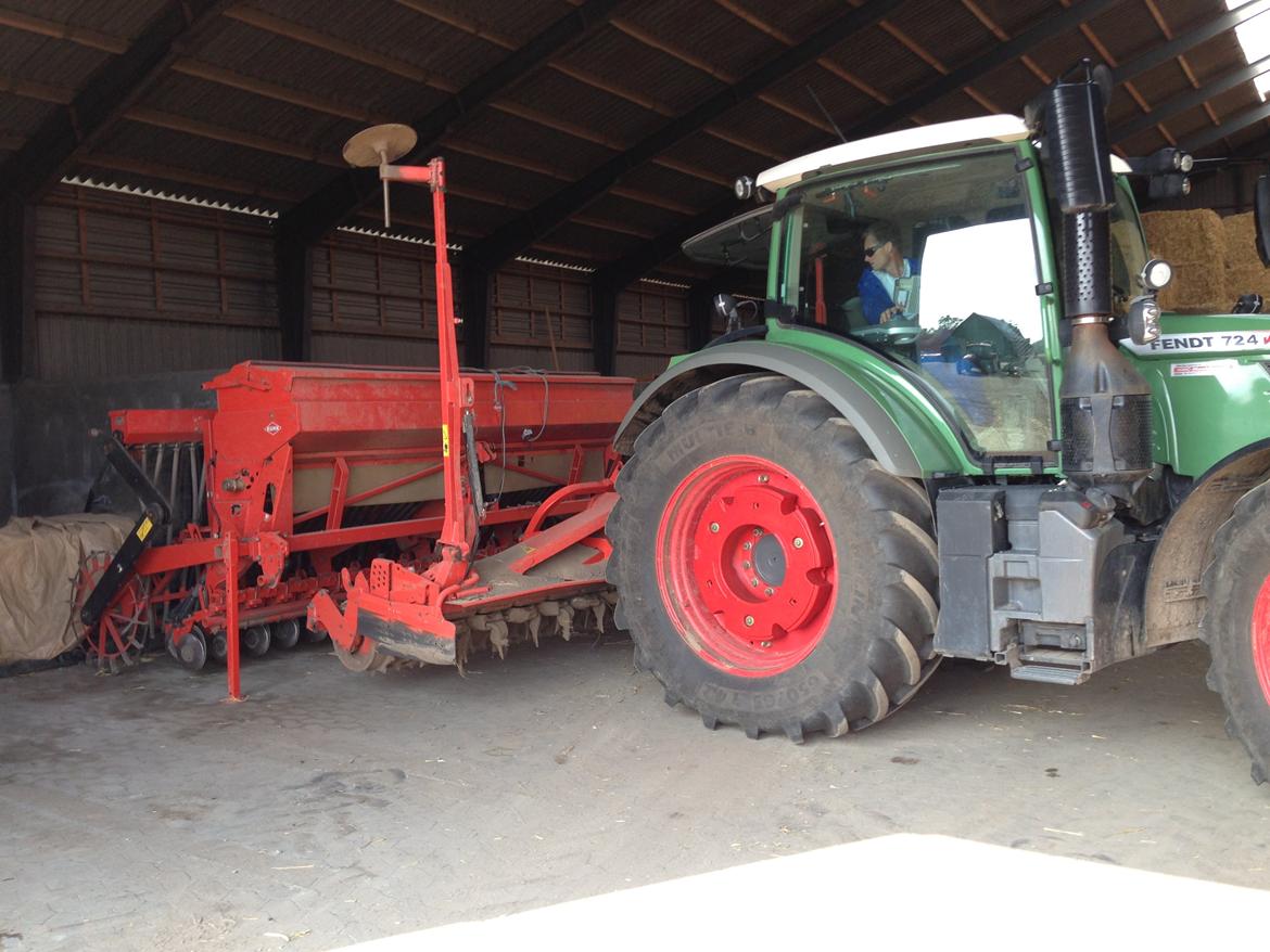 Fendt 724 vario tms profi plus - var lige ved at sætte såkassen på rotorharven efter vi har haft lavet såbed til majs med harven. billede 13