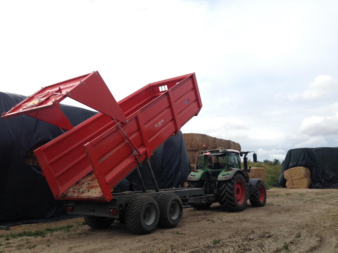 Fendt 724 vario tms profi plus - var lige ved at tømme den store kornvogn efter den har haft kørt jord. billede 17