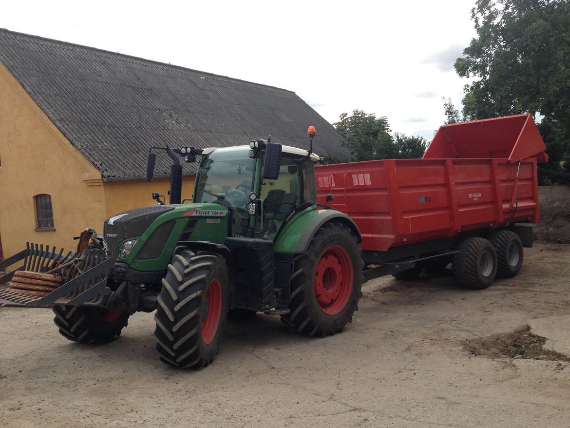 Fendt 724 vario tms profi plus - ved at vaske vognen efter den har haft kørt jord. billede 20