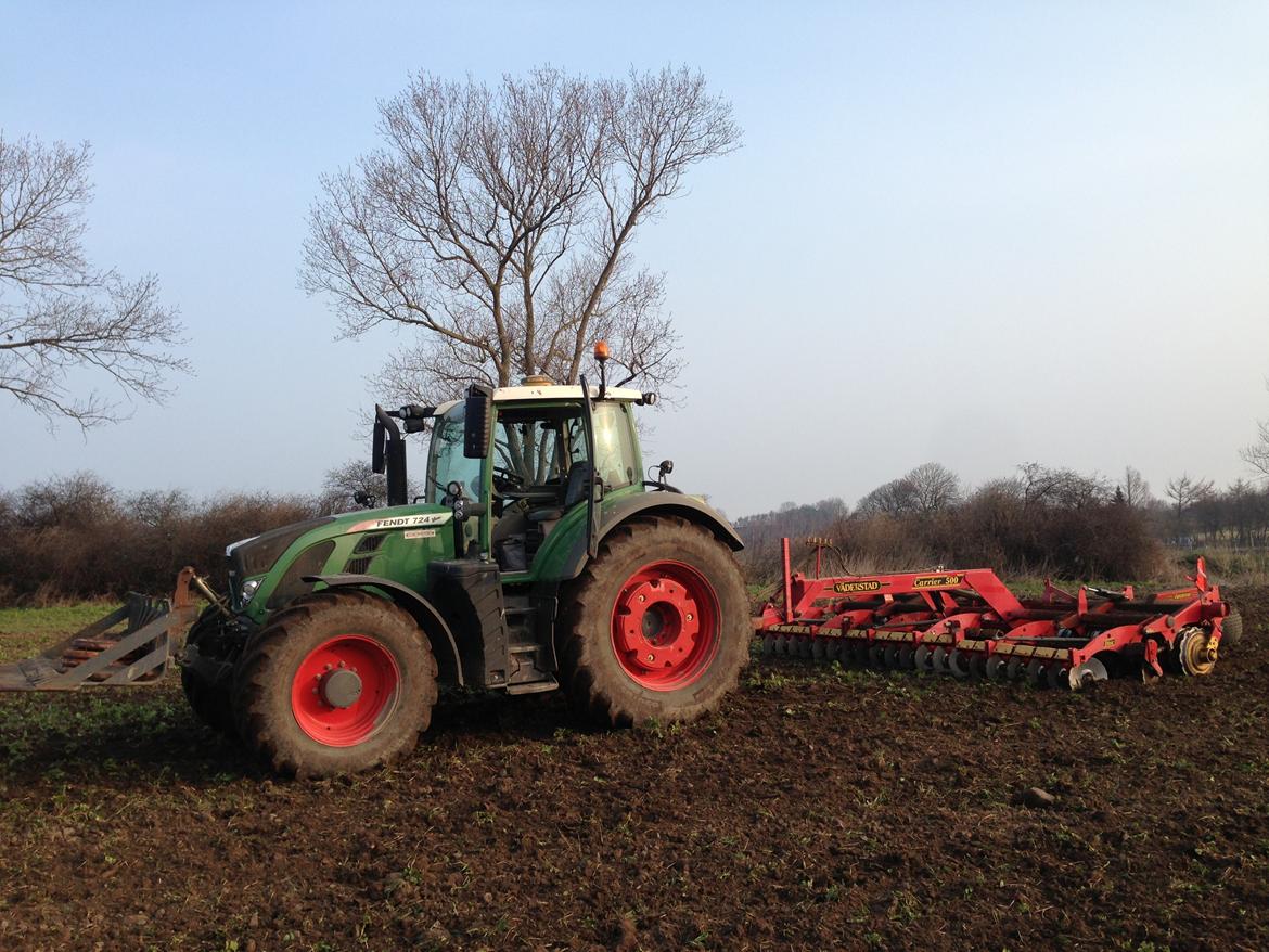 Fendt 724 vario tms profi plus - kørte lige med en lånt væderstad carrier 5 meter. harven er squ rigtig god når man har været over stub jorden 2 gange ligner det pløjejord. billede 40