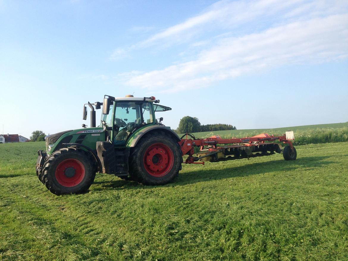 Fendt 724 vario tms profi plus - lige blevet færdig med at skårlægge græs. billede 44