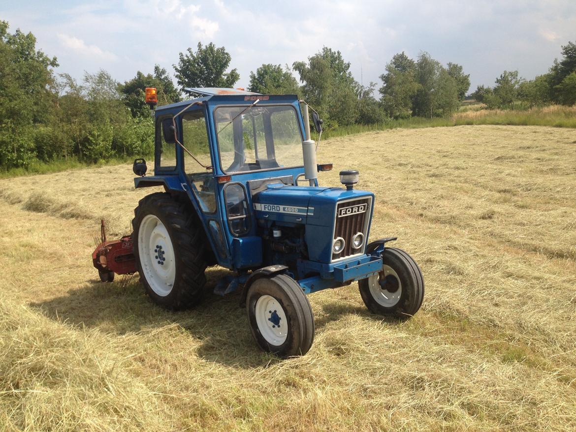 Ford 4600 (SOLGT) - Da jeg var ude og samle hø billede 30