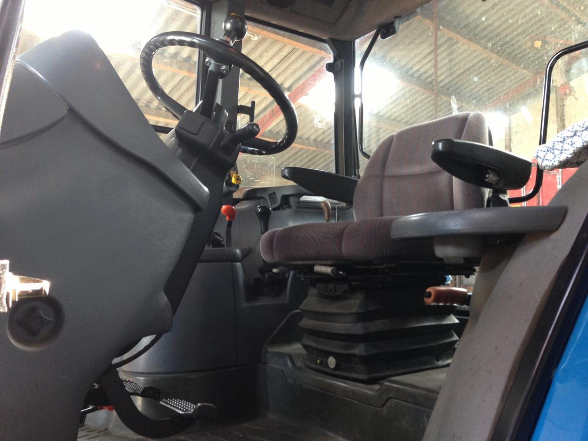 New Holland TS 115 - Dejlig kabine at komme op i :) billede 3